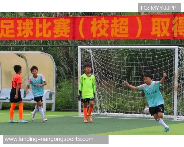 足球明星走进校园传递热爱与梦想激励青少年追逐足球之路
